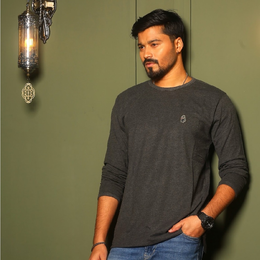 Gray Long Sleeve Tee with Crew Neck and Relaxed Fit